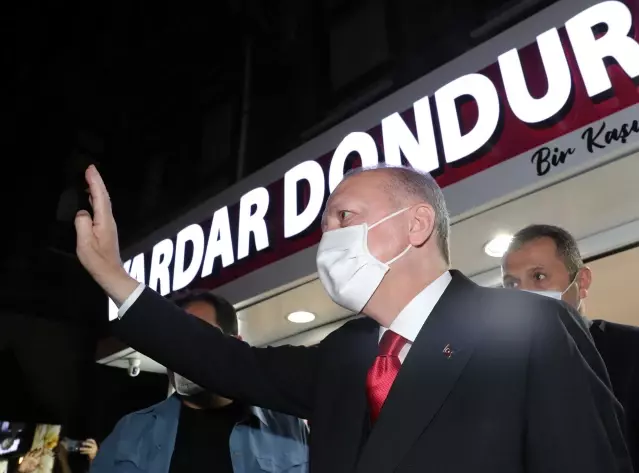 Dondurmacıya uğrayan Cumhurbaşkanı Erdoğan'la Ukraynalı damat arasında güldüren diyalog: Bizim kızı nasıl kandırdın?
