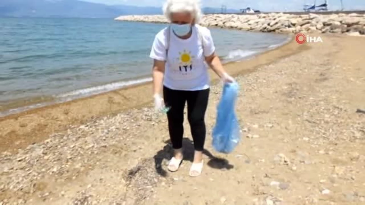 Dünya Çevre Günü\'nde plajda çöp topladılar