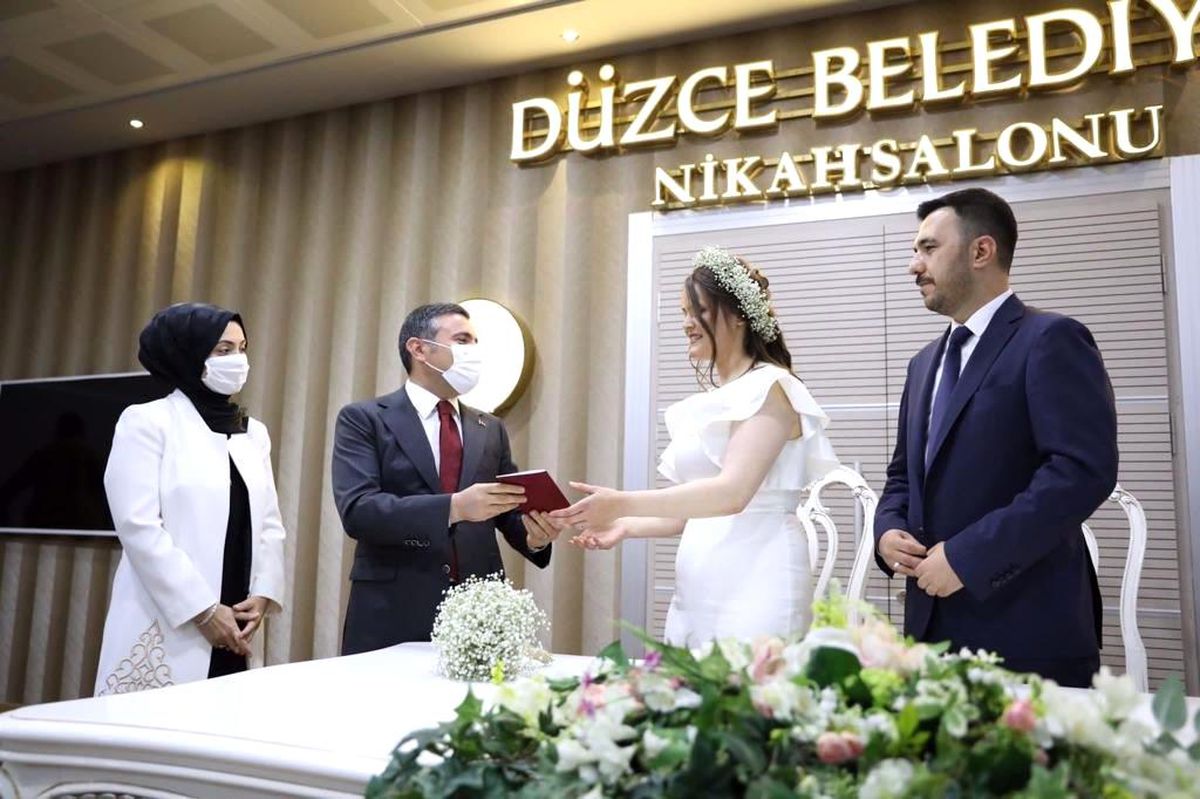 Dünya evine girdiler