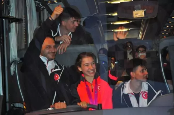 Dünya şampiyonu Ayşe Begüm Onbaşı, memleketi Manisa'da coşkuyla karşılandı Dünya şampiyonu Ayşe Begüm Onbaşı, memleketi Manisa'da coşkuyla karşılandı