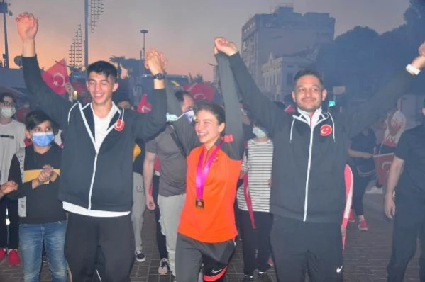 Dünya şampiyonu Ayşe Begüm Onbaşı, memleketi Manisa'da coşkuyla karşılandı