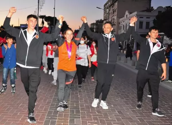 Dünya şampiyonu Ayşe Begüm Onbaşı, memleketi Manisa'da coşkuyla karşılandı Dünya şampiyonu Ayşe Begüm Onbaşı, memleketi Manisa'da coşkuyla karşılandı