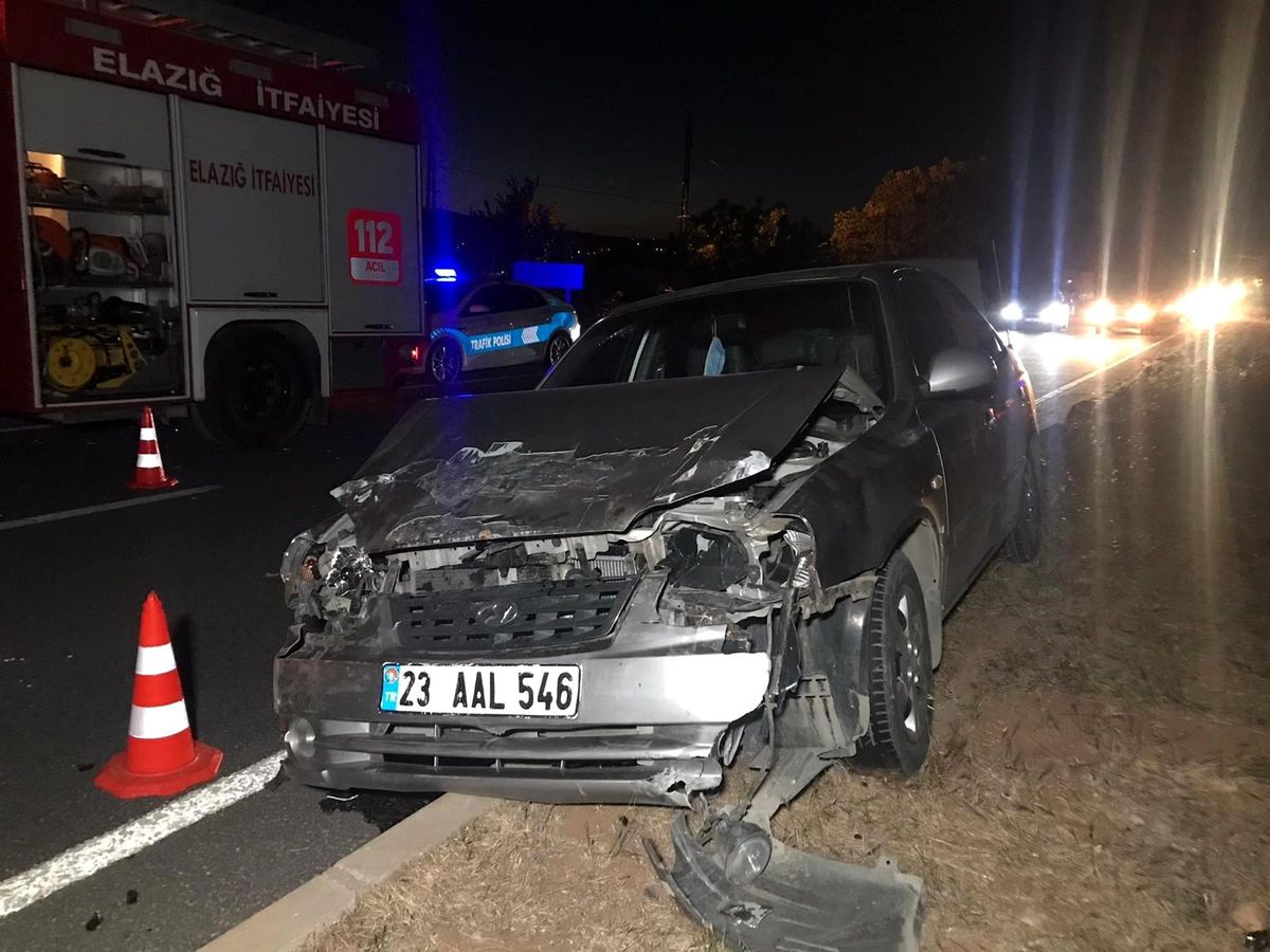 Elazığ\'da iki araç çarpıştı, biri refüje çıktı