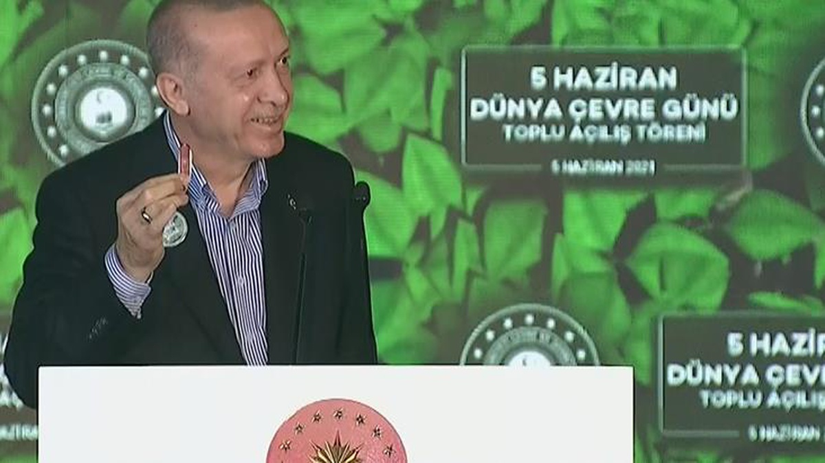 Cumhurbaşkanı Erdoğan, "Doğal makasınız yok mu?" diyerek cebinden çakı çıkardı
