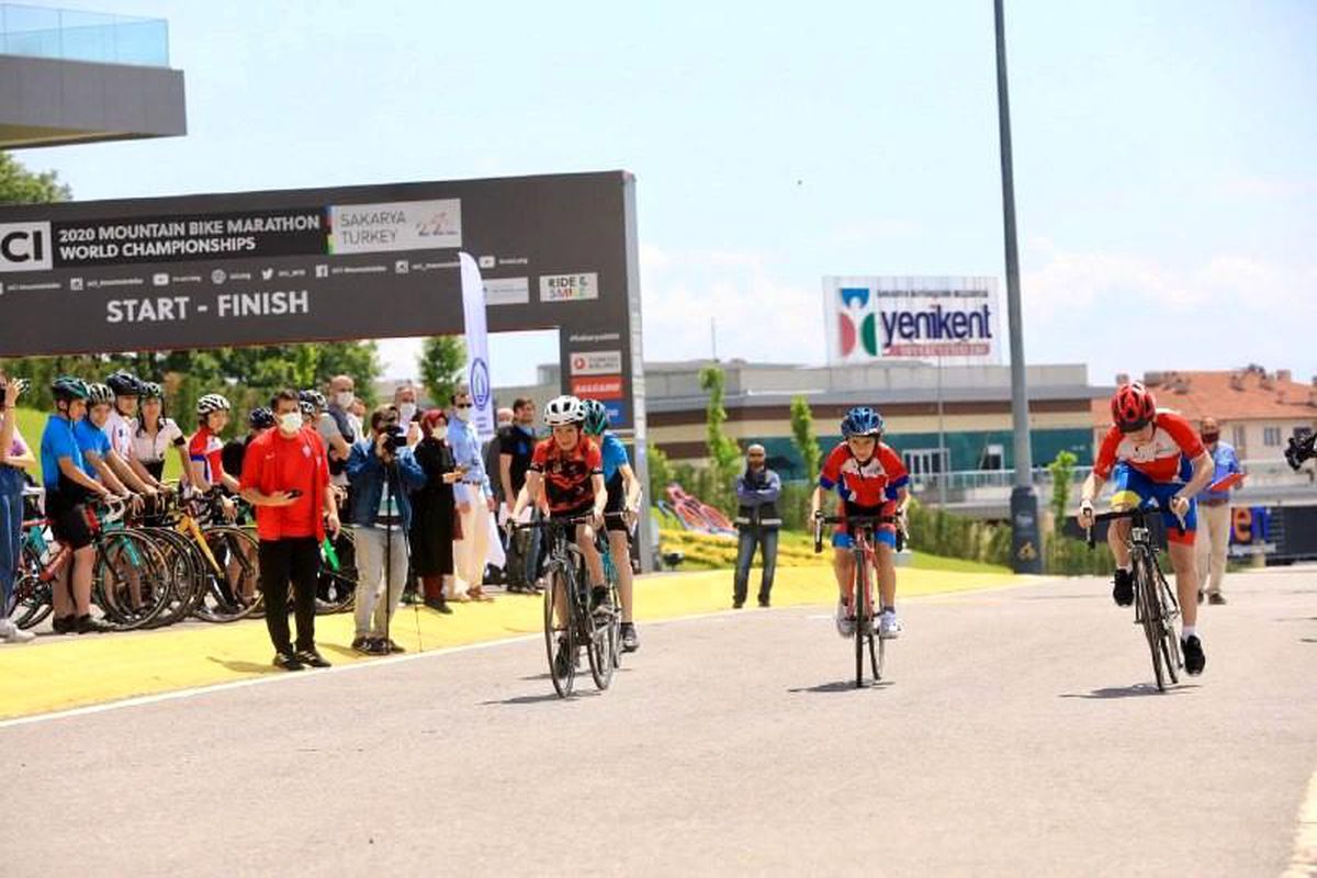 Heyecanlı pedallar Ayçiçeği Vadisi\'nde kıyasıya yarıştı