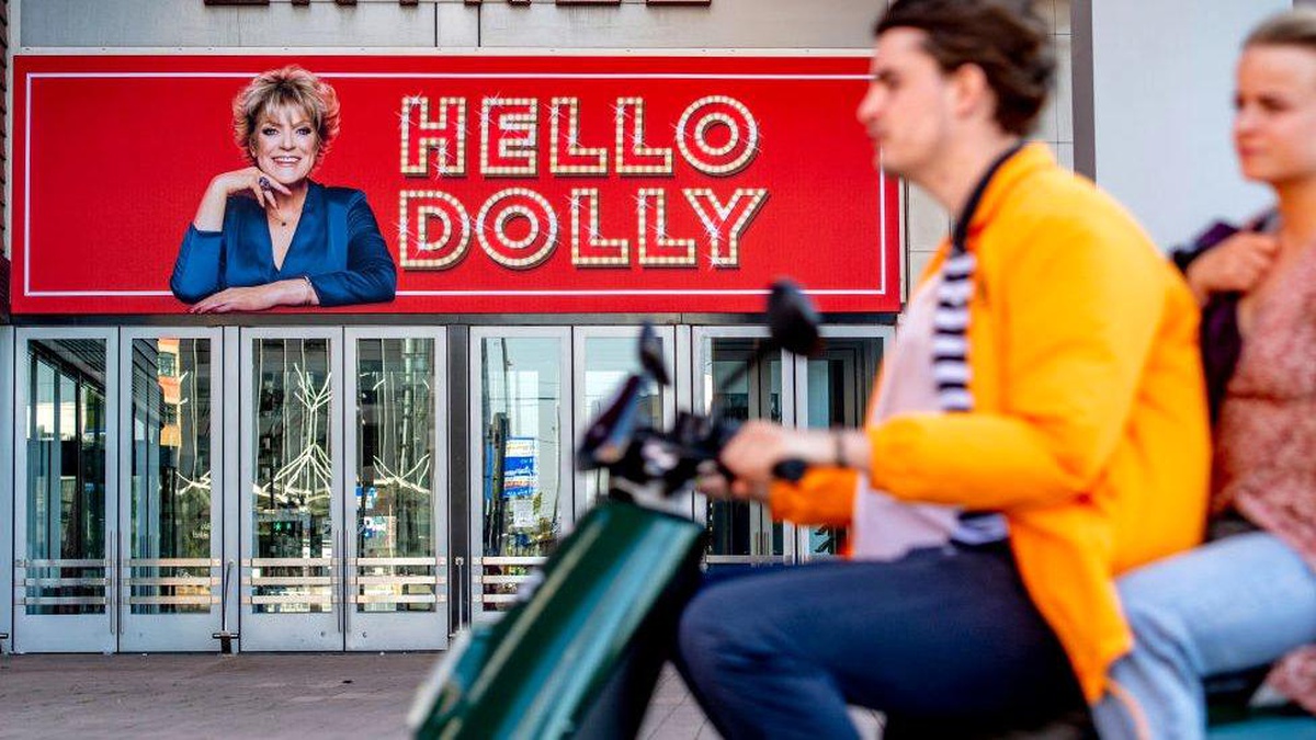Hollanda\'da gece yarısından itibaren tiyatrolar açıldı bütün biletler tükendi