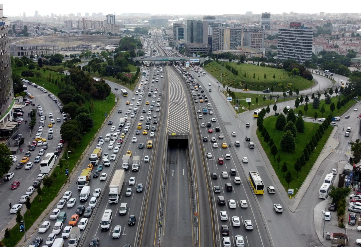 İstanbul\'da kısıtlamasız ilk cumartesi gününde trafik yoğunluğu oluştu