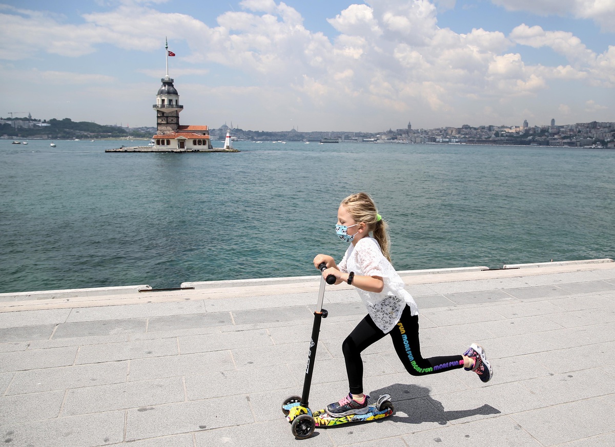 İstanbullular kısıtlamasız ilk cumartesi gününde sahilleri doldurdu