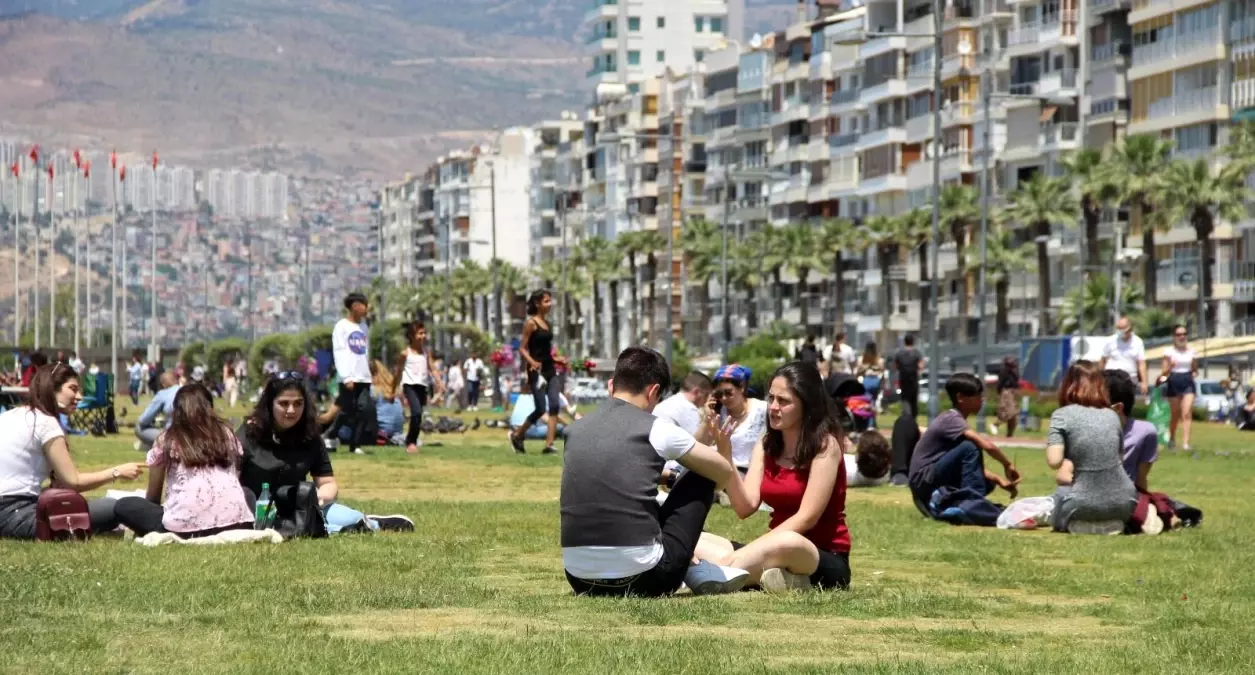 İzmir Kordonboyu\'nda kısıtlamasız cumartesi yoğunluğu