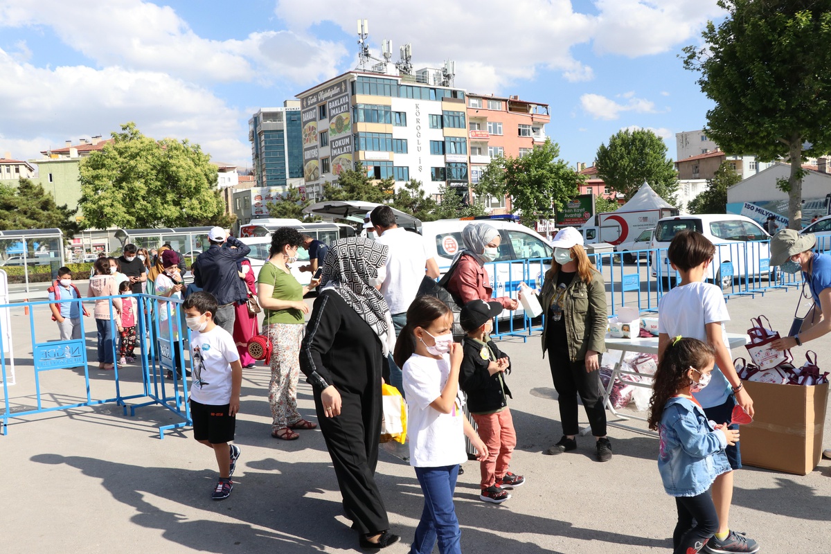 "Kamyon Tiyatrosu", "Turta girmemiş orman" oyunuyla Niğde\'de gösteri sundu