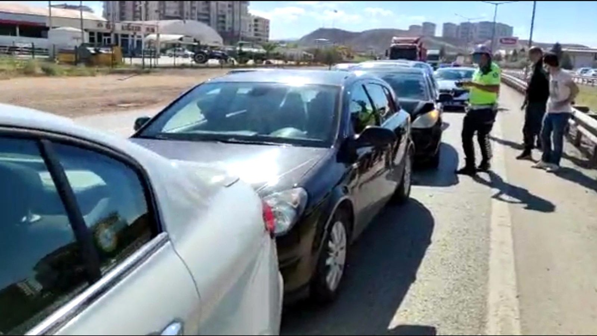 Kırıkkale\'de zincirleme trafik kazası: 1 yaralı