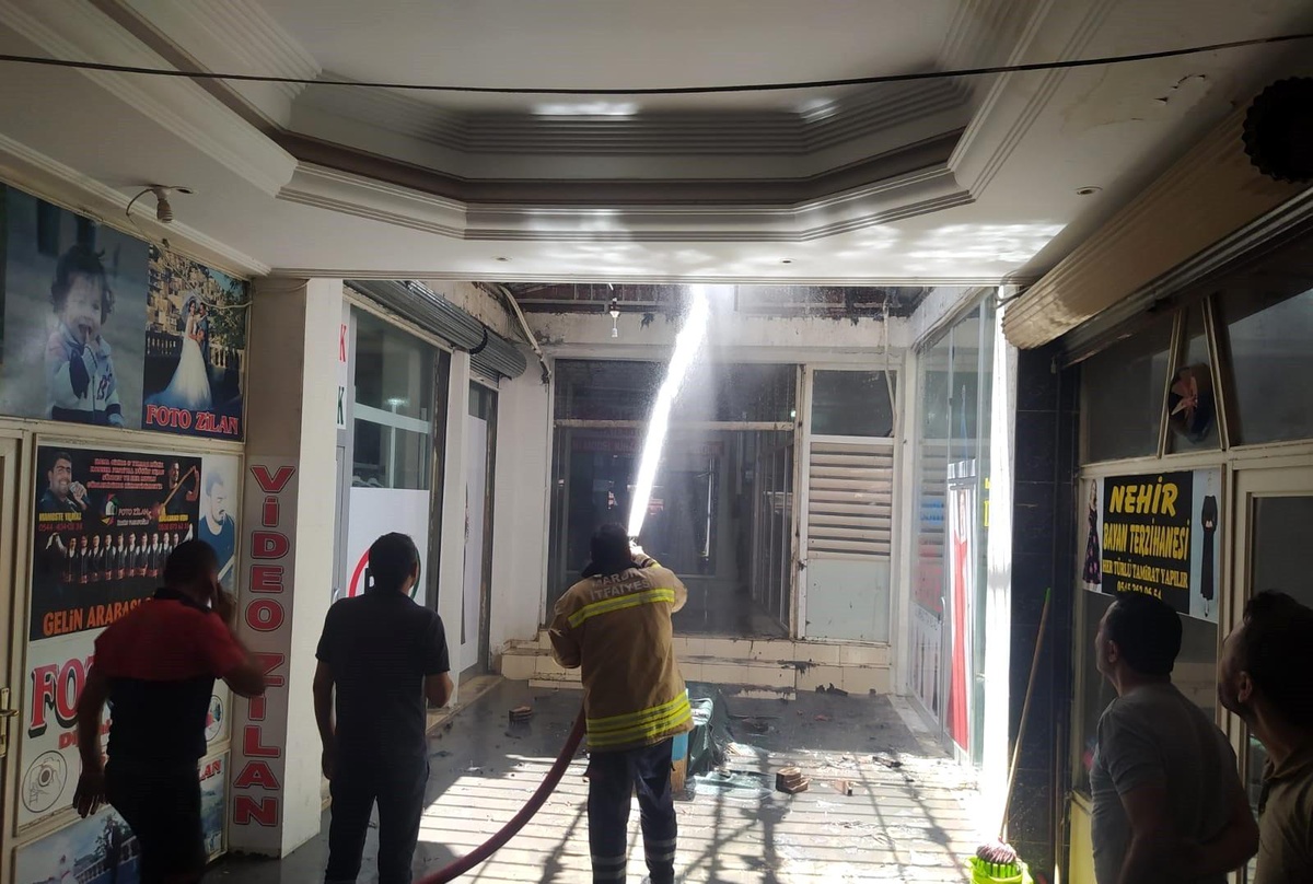 Kızıltepe\'de yüzlerce giyim dükkanının bulunduğu pasajda çıkan yangın korkuttu