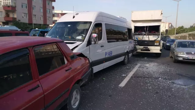 Kocaeli'de 4 aracın karıştığı zincirleme trafik kazasında iki kişi yaralandı