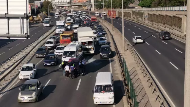 Kocaeli'de 4 aracın karıştığı zincirleme trafik kazasında iki kişi yaralandı