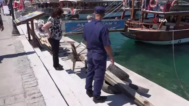 Kuşadası'nda şaşırtan görüntü...Denizden klozet çıktı