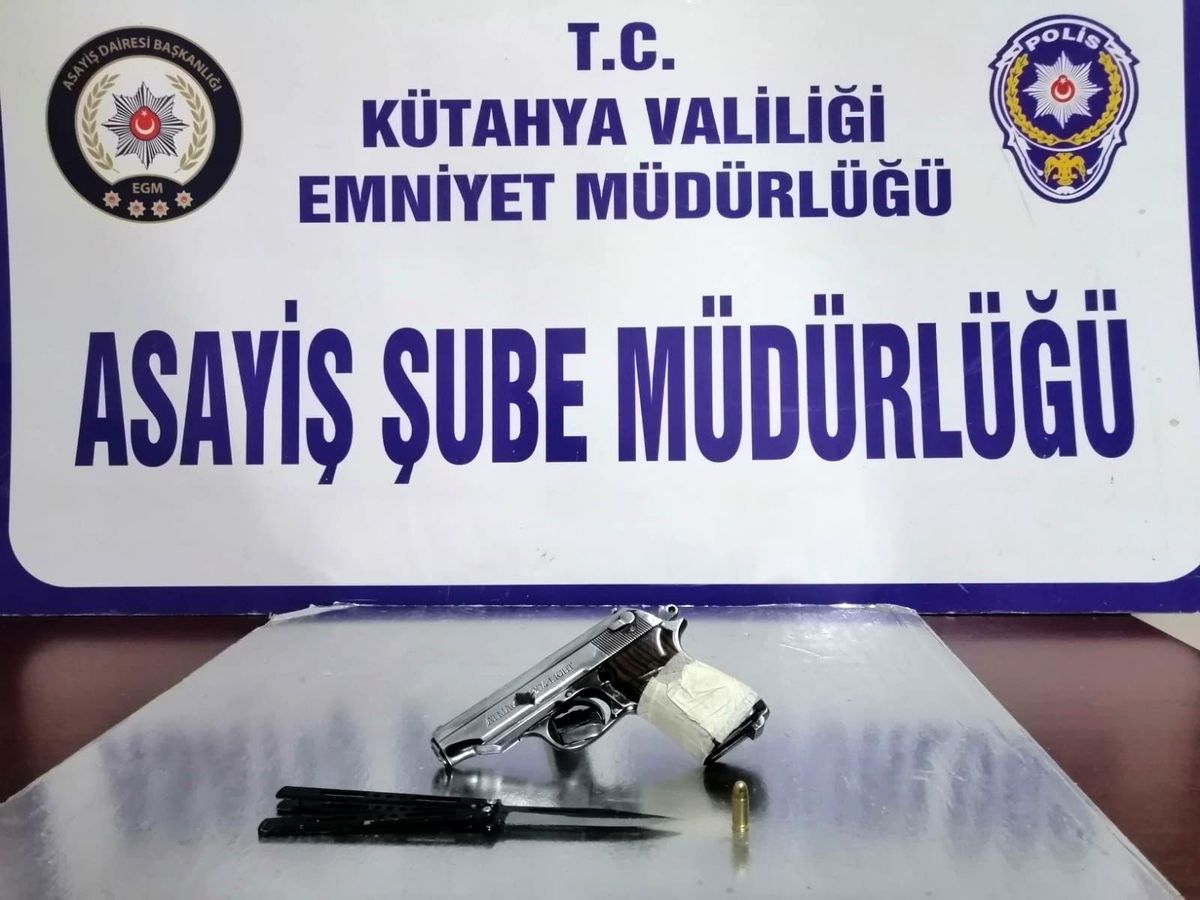 Kütahya\'da bir şahsın çantasında ruhsatsız tabanca ele geçirildi