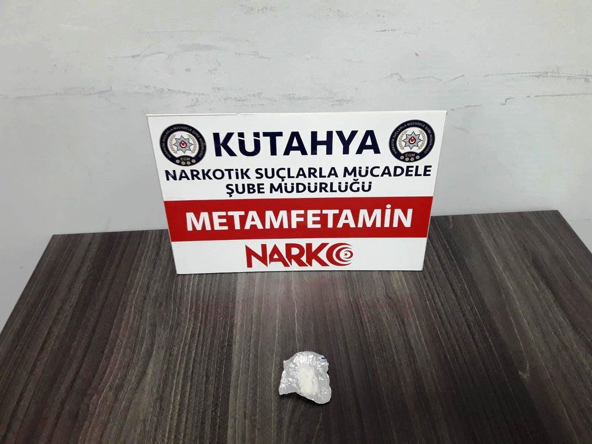 Kütahya\'da kumar baskınında aranan iki şahıs ve uyuşturucu ele geçirildi