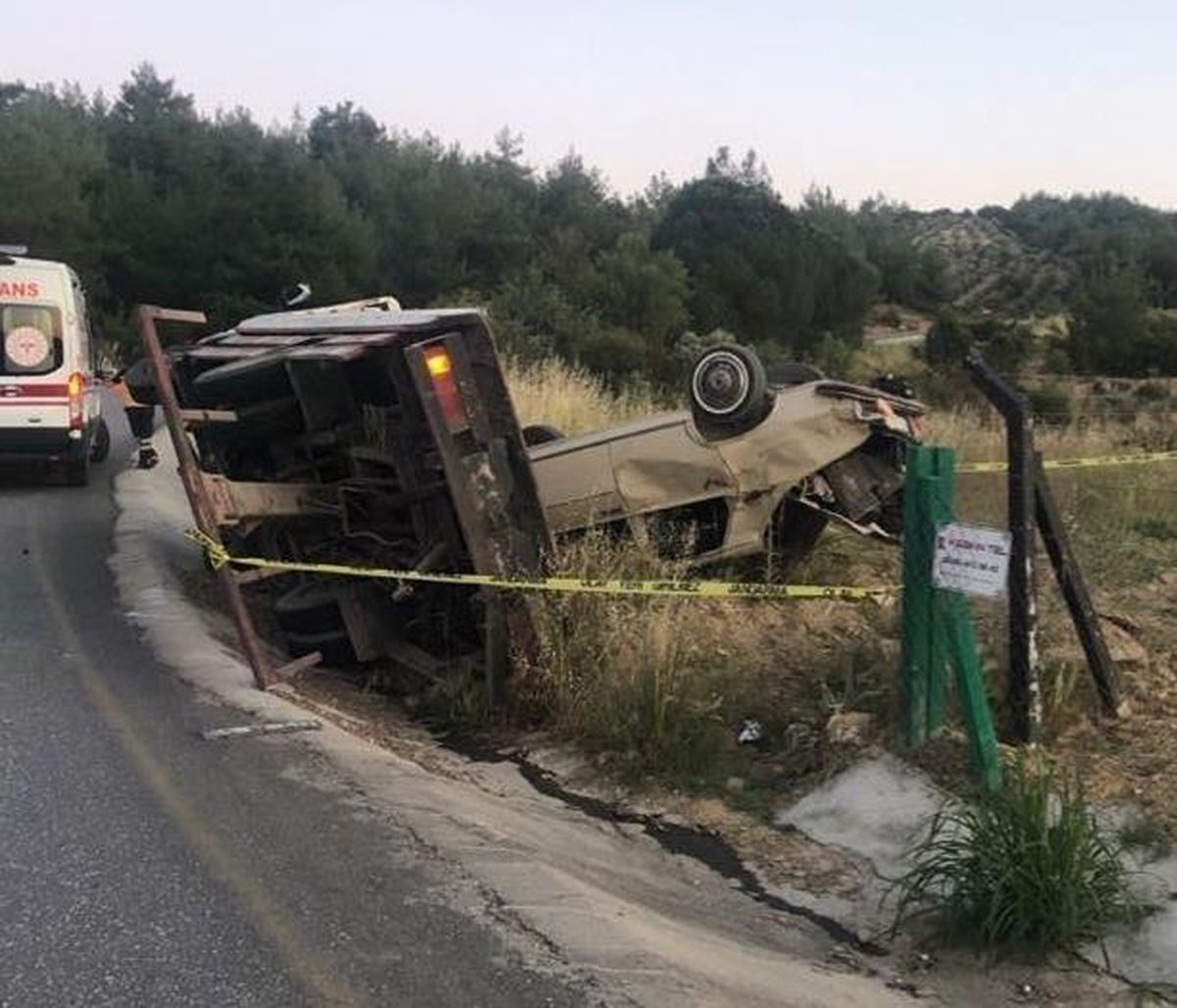 Manisa\'da devrilen çekicinin sürücüsü hayatını kaybetti