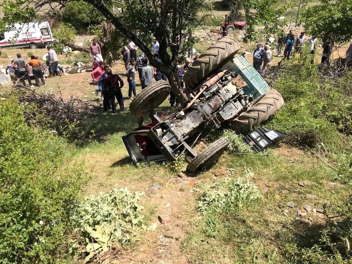 Salihli\'de devrilen traktör ve römorkundaki 5 kişi yaralandı