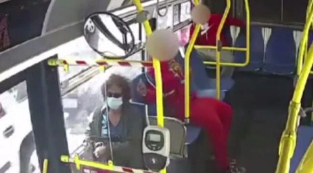 Otobüste hayrete düşüren olay! Seyahat eden genç, yaşlı kadının saçlarını çakmakla yaktı