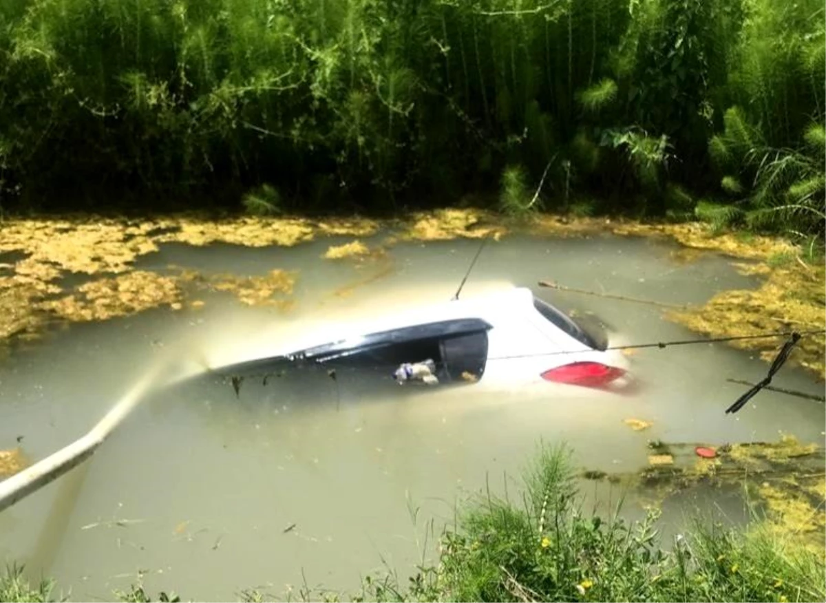 Otomobil sulama kuyusuna gömüldü; 2 yaralı