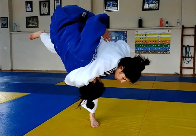 (Özel haber) Yüzde 90 görme engelli Ecem Taşın, judo ile engelleri kaldırdı