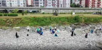 Rizeliler Dünya Çevre Günü kapsamında sahili baştan aşağı temizlediler