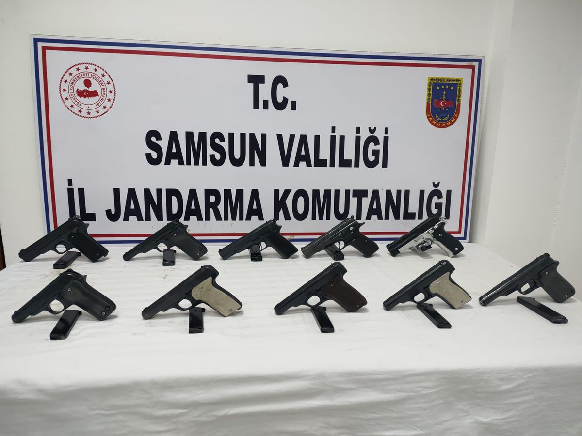 Son dakika haberleri: Samsun\'da jandarma ekipleri Gümüşhane\'den 10 ruhsatsız tabanca getiren şüpheliyi yakaladı