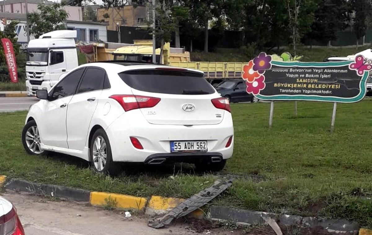 Samsun\'da otomobil orta refüje çıktı: 1 yaralı