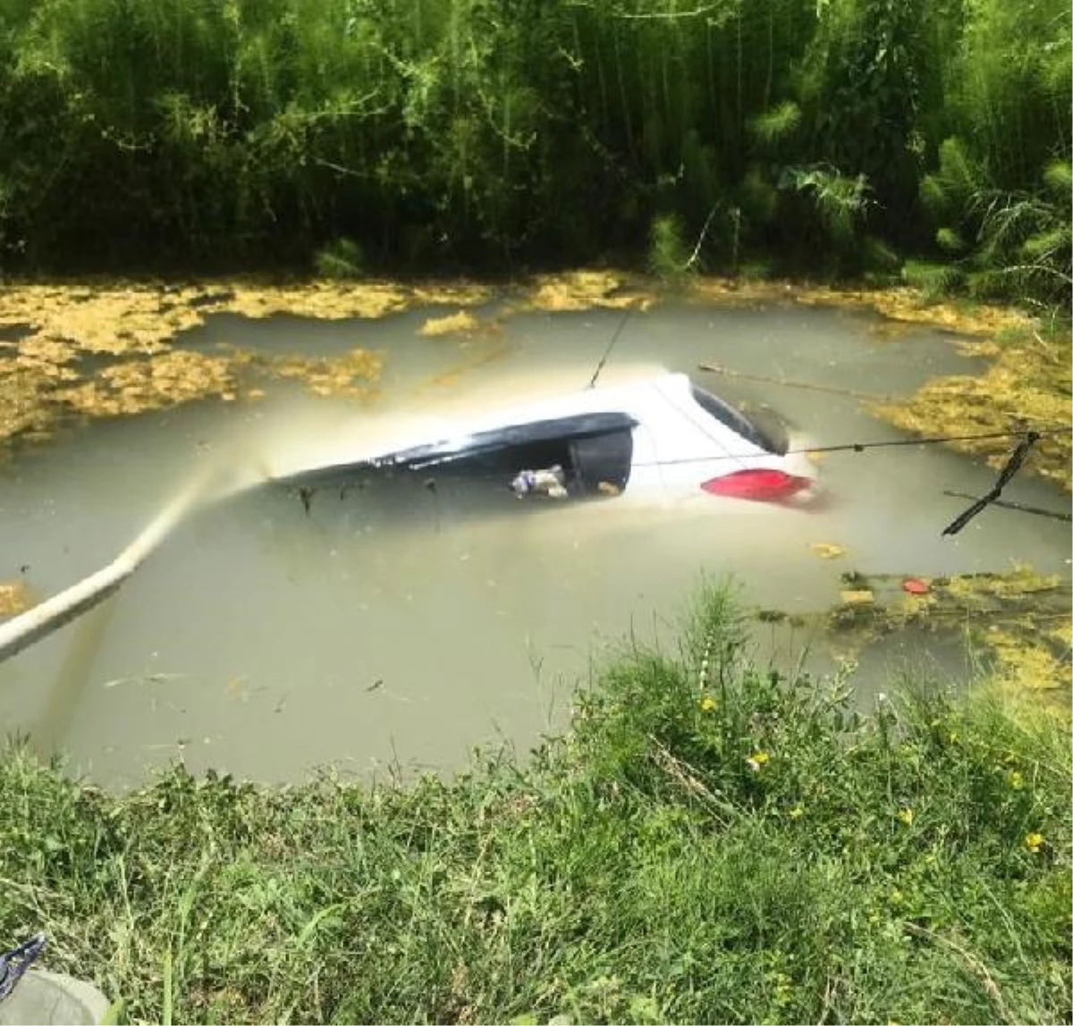 Sulama göledine uçan otomobilin sürücüsü ve eşi yaralandı
