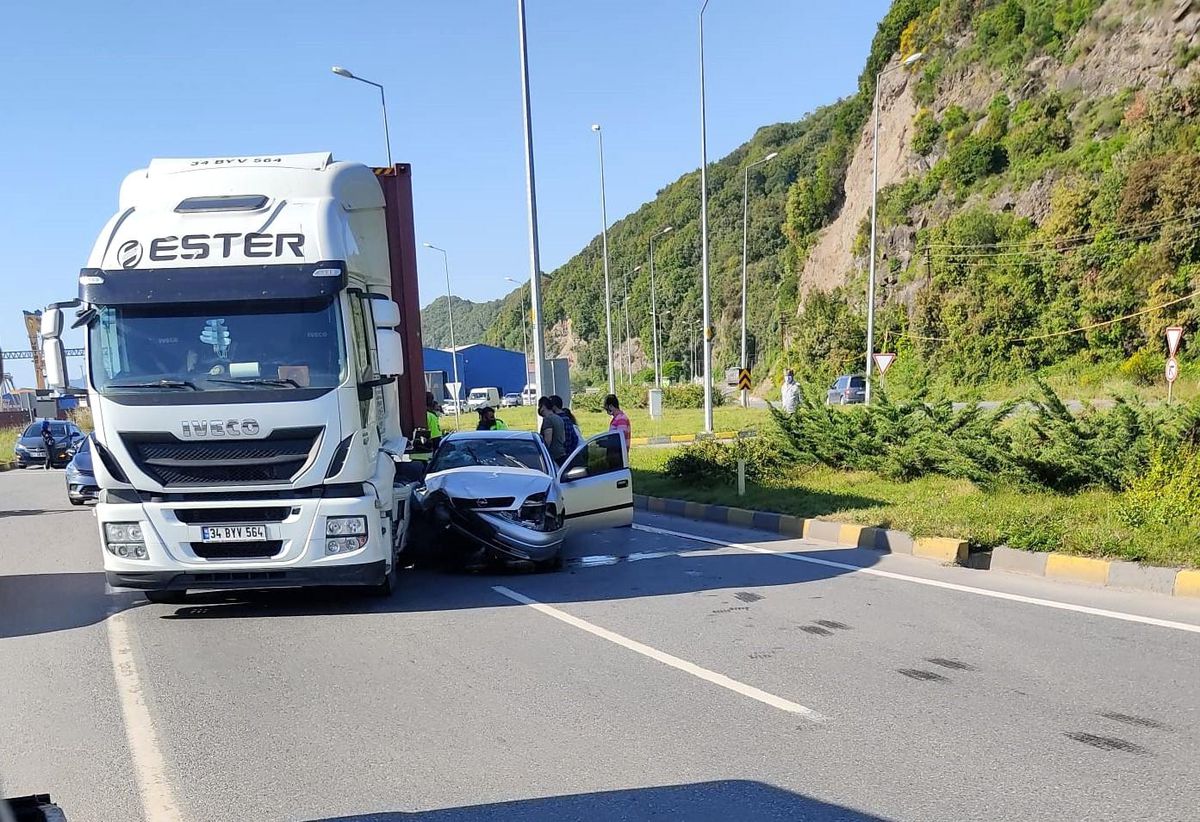 Tır ile otomobil çarpıştı: 1 yaralı