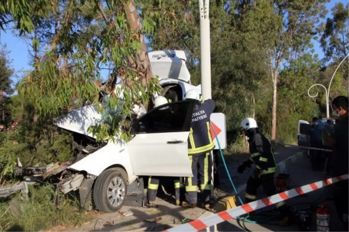 Yoldan çıkarak ağaca giren otomobildeki genç hayatını kaybetti