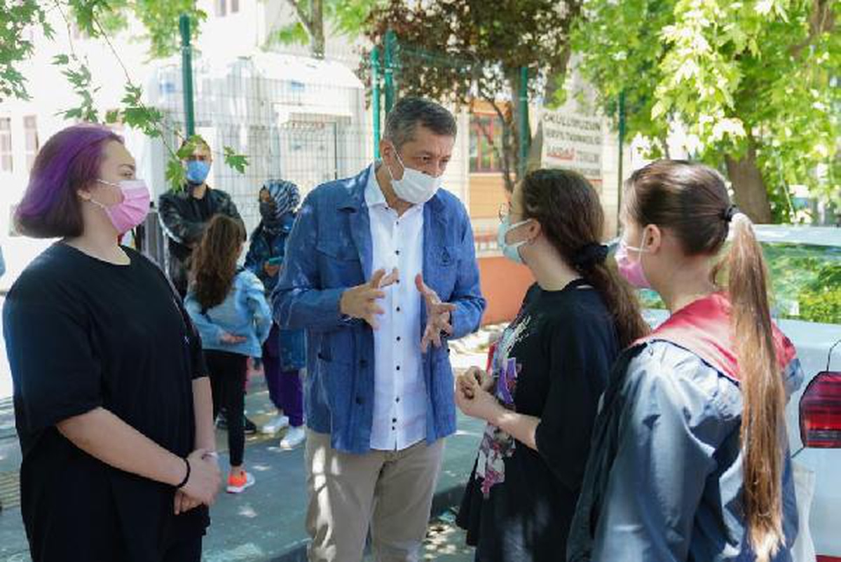 Bakan Selçuk, LGS çıkışında öğrenciler ve velilerle bir araya geldi