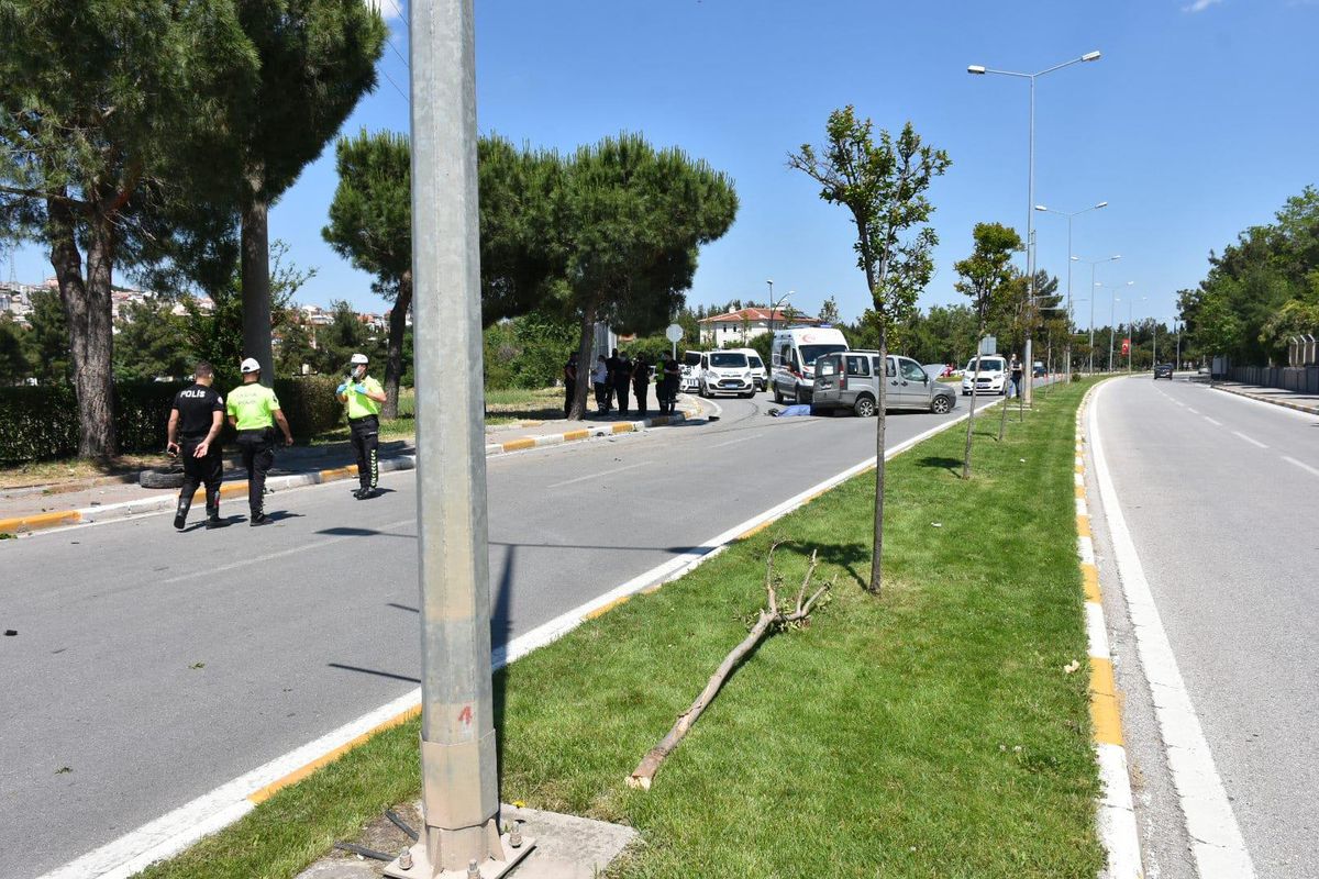 Balıkesir\'de refüje çarpan hafif ticari aracın sürücüsü öldü