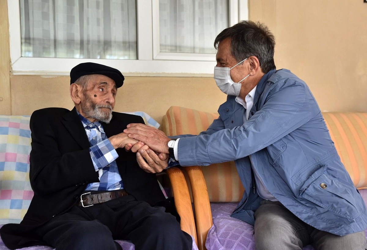 Başkan Ataç, asırlık Mehmet dedeyi ziyaret etti