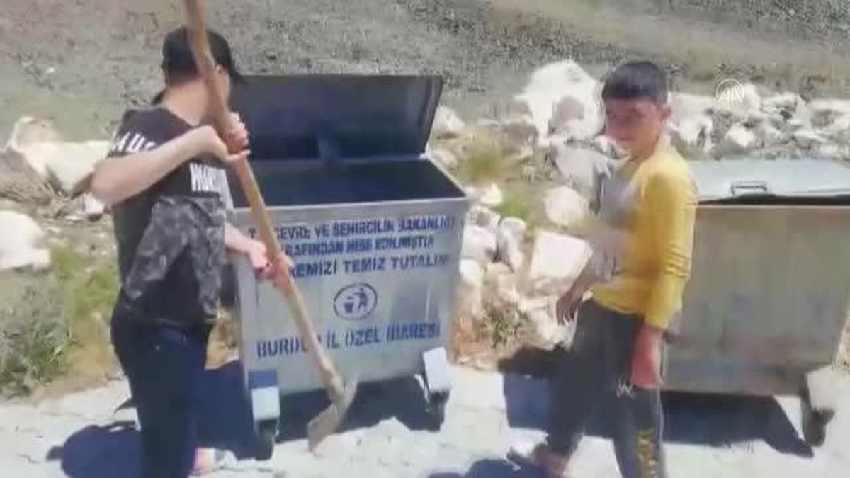 Çöp konteynerine atılan 3 kaplumbağayı çocuklar kurtardı