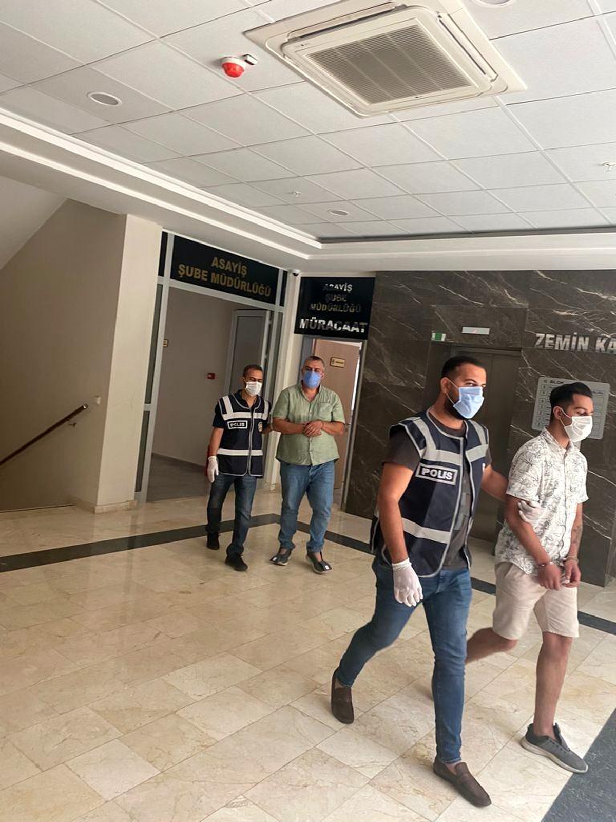 Dört ayrı işyerinden \'tırnakçılık yöntemi\' ile para çalan iki şahıs yakalandı