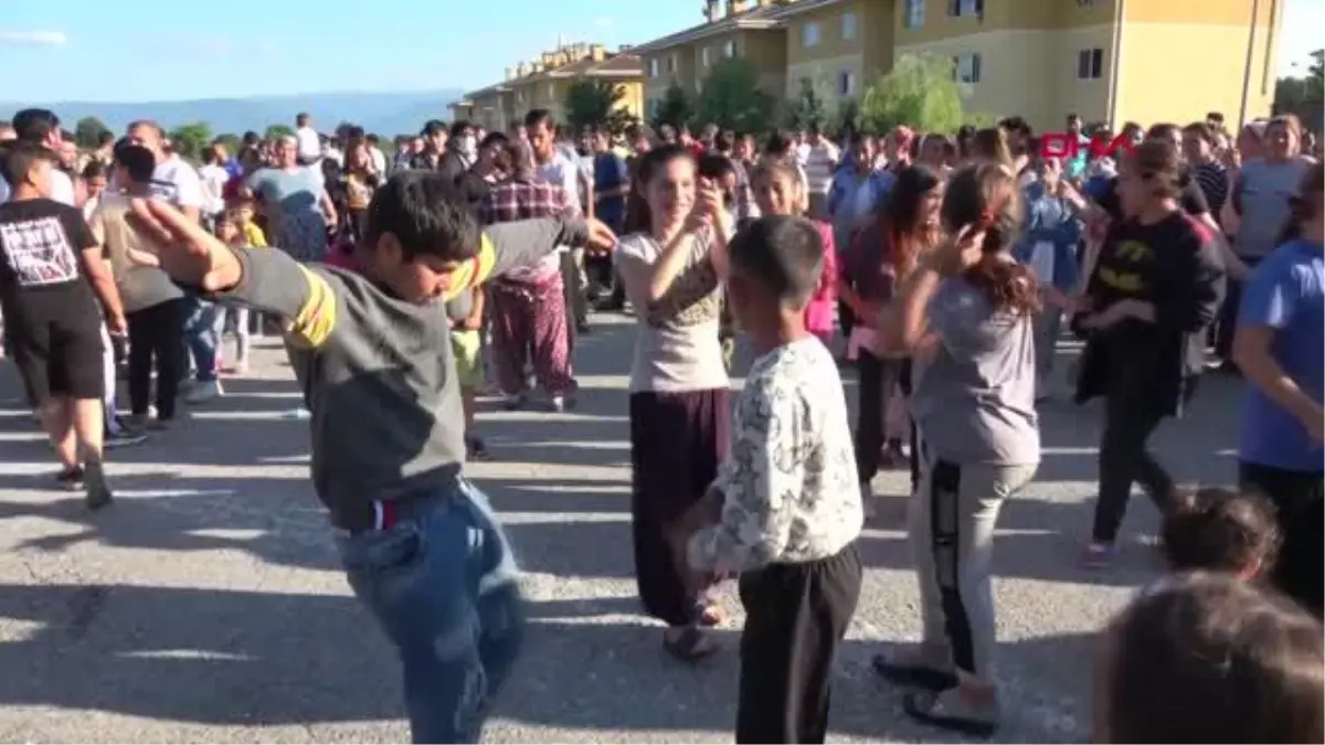 DÜZCE DESTEKLEDİKLERİ ADAYIN MUHTAR SEÇİLMESİNİ GÖBEK ATARAK KUTLADILAR