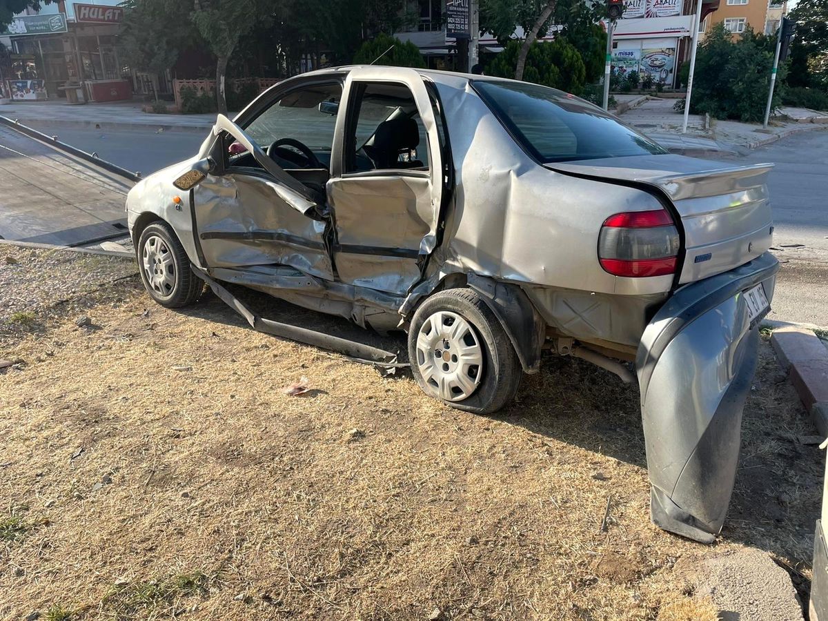 Elazığ\'da otomobil ile hafif ticari araç çarpıştı: 3 yaralı