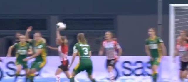 Futbol tarihinde böylesi az görülür! Hakeme itiraz etmek isterken penaltıya sebep oldu Futbol tarihinde böylesi az görülür! Hakeme itiraz etmek isterken penaltıya sebep oldu