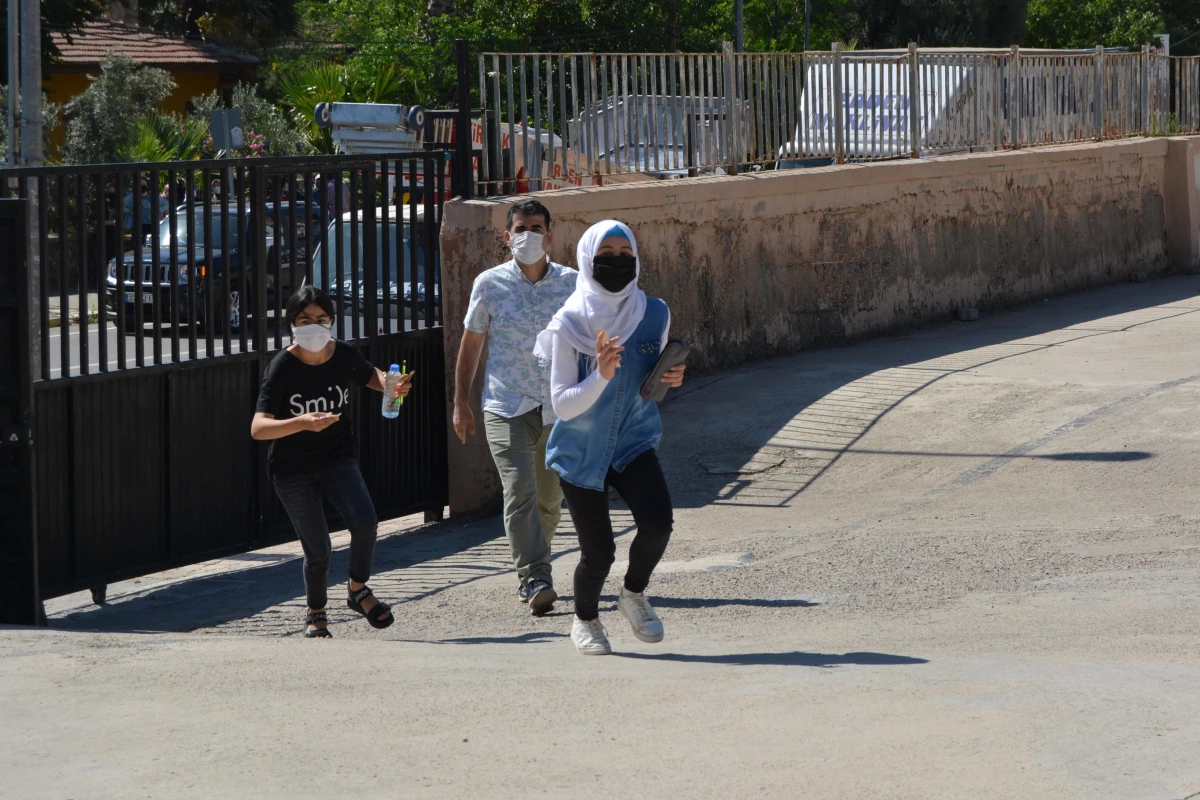 GAZİANTEP - Kimliğini unutan öğrencileri polisler sınava yetiştirdi