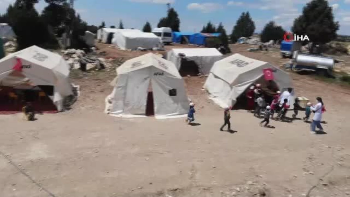 Gönüllü Kardelenler, dağın zirvesine kurulan çadırlarda ülkenin geleceğini yetiştiriyor