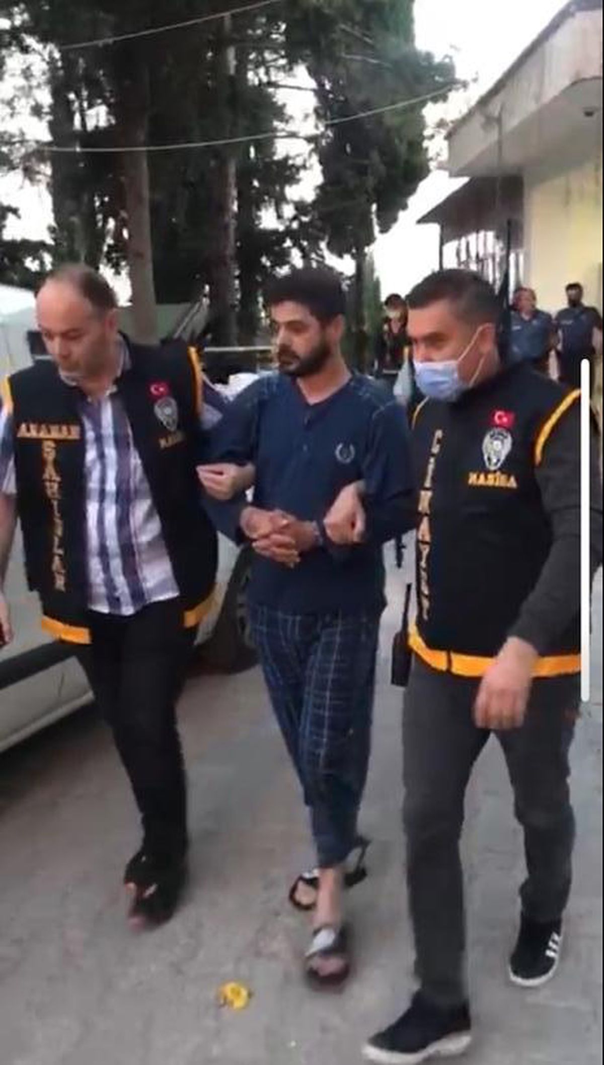 Manisa\'da 5 suçtan aranan şüpheli, düğün salonunda yakalandı