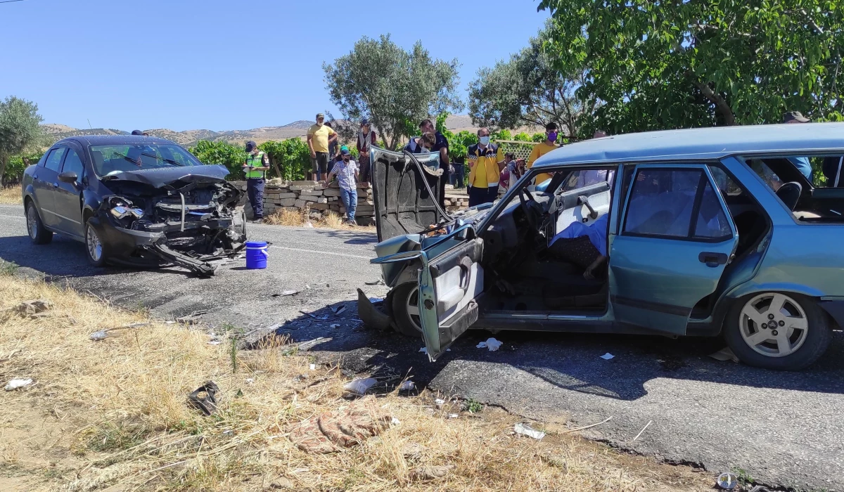 Son dakika haberleri | Manisa\'da iki otomobil çarpıştı: 2 ölü