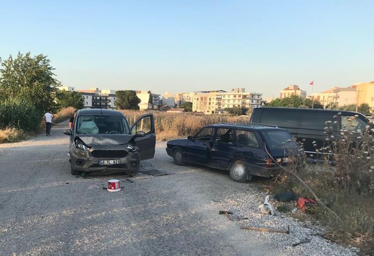 Manisa\'da otomobil ile hafif ticari araç çarpıştı: 4\'ü çocuk, 8 yaralı