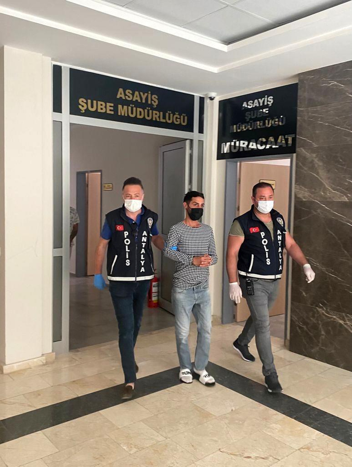 Otobüs durağında yankesicilik yapan şüpheli yakalandı