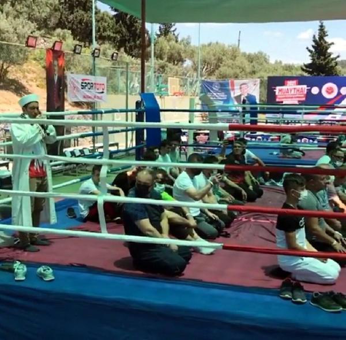 Sporcular cuma namazını ringlerde kıldılar
