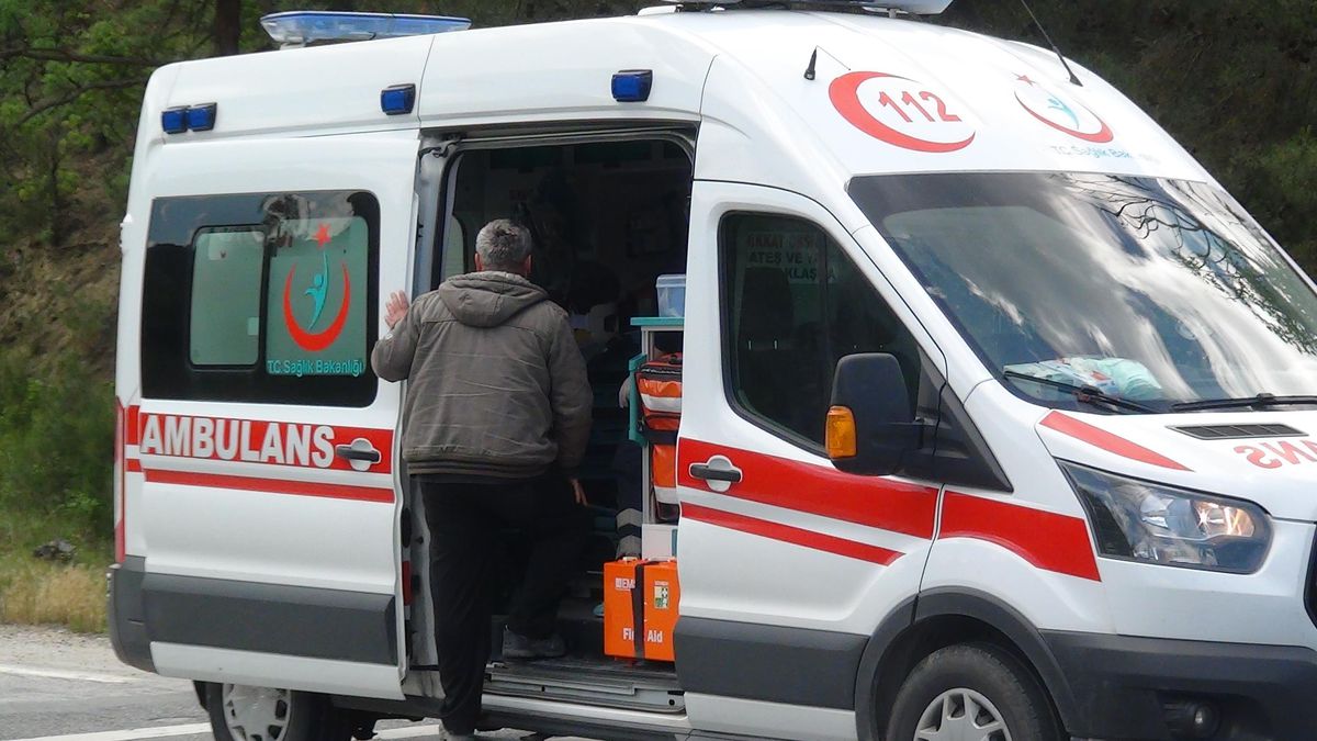 Taraklı\'da otomobille hafif ticari araç çarpıştı: 1 yaralı