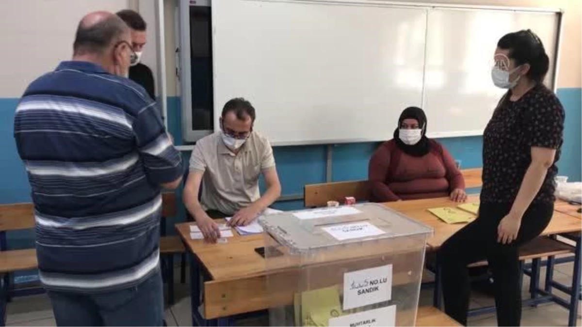 İskenderun - Vatandaşlar muhtarlık seçimi için sandık başında