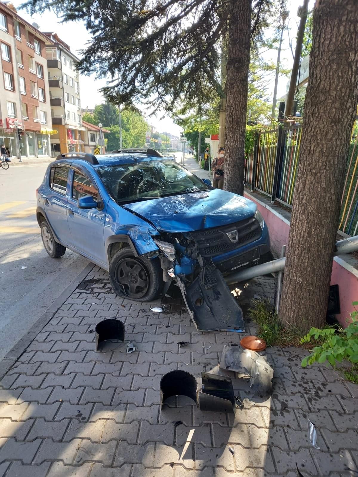 2 otomobil kavşakta çarpıştı: 1 yaralı
